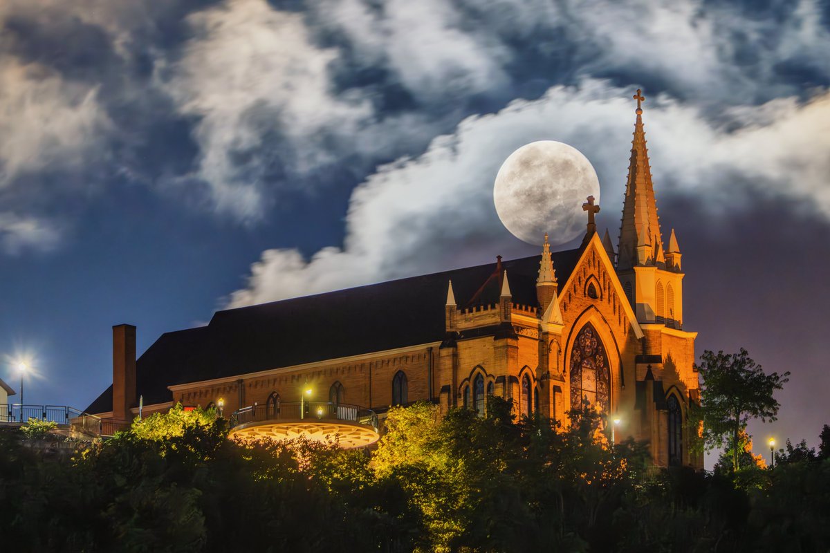 I know I've been heavy on moon images lately, but it's been a fun couple of days capturing it around #Pittsburgh. This is another view from yesterday morning of the moon sitting atop St. Mary of the Mount. The clouds were moving FAST but provided the perfect filter for the moon.