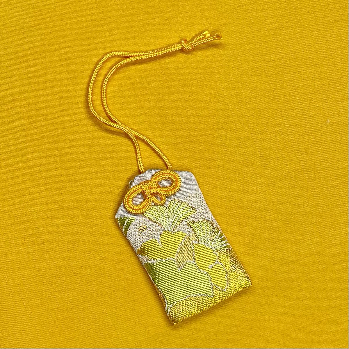 御銀杏守は季節ごとに色を変えて奉製します。 9月から11月は黄金色の