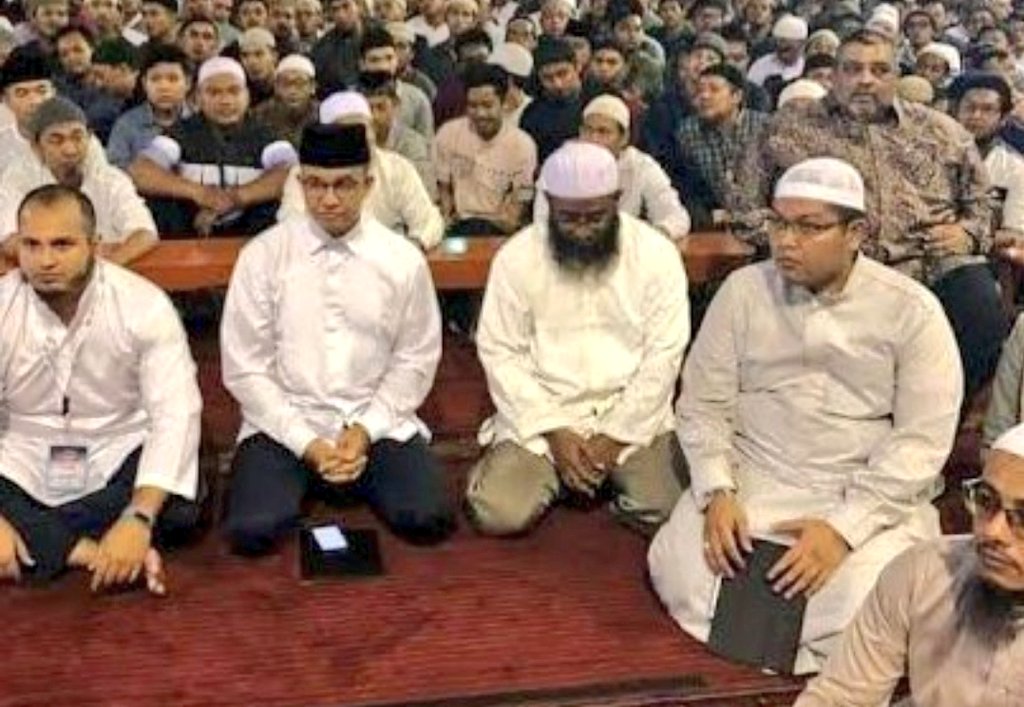 islah_bahrawi's tweet photo. Bersiaplah, akan banyak yang mendadak jadi Nahdliyin setelah ini.
Gambar-gambar di bawah ini akan tergusur dengan acara Maulidan, Khaul dan Ziarah kubur. https://t.co/enOfhLBBit