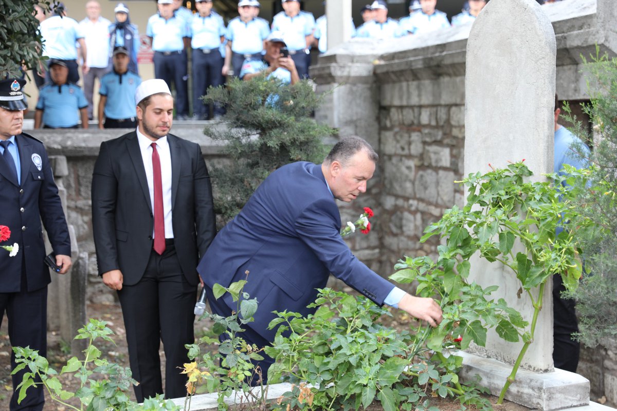 ibbzabita's tweet photo. Zabıta Teşkilatımızın 197. Kuruluş Yıl Dönümünde, İstanbul’un ilk kadı ve belediye başkanı Hızır Bey Çelebi’nin kabrini ziyaret ederek dualarla andık.

#ZabıtaHaftası https://t.co/0XroAMou5d