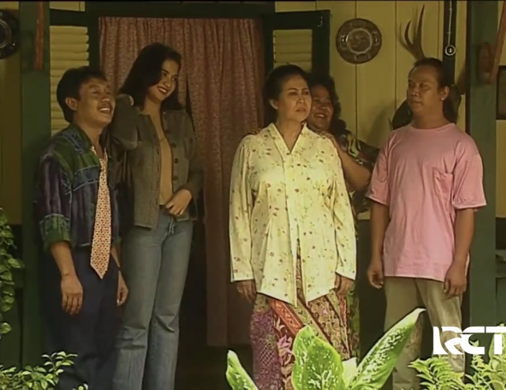 alieqalieqa's tweet photo. Masih banyak bangettt sebenernya. Style andalan Sarah adalah kulot jeans dimix kemeja atau vest! ๐ฏ
Luv Non Sarah.. #timsarah #timsarahgariskeras @Cornel_OnStage
. https://t.co/KmDEXjc6se