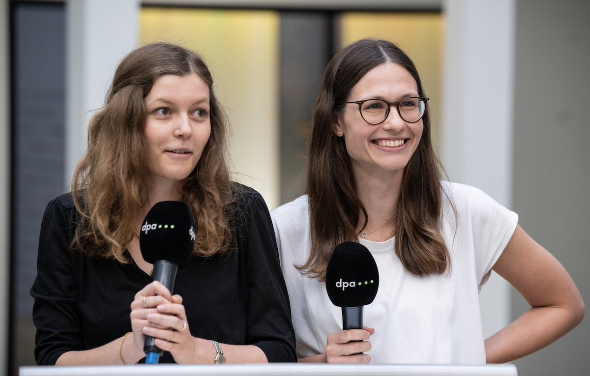 🎉🎶🎉🏆🎉 Der heutige Tag gehört den Volontärinnen und Volontären von @dpa: Drei Jahrgänge erhielten im Berliner Newsroom feierlich ihre Zertifikate. Herzlichen Glückwunsch! Ihr seid super! 🎉🎶🎉🏆🎉