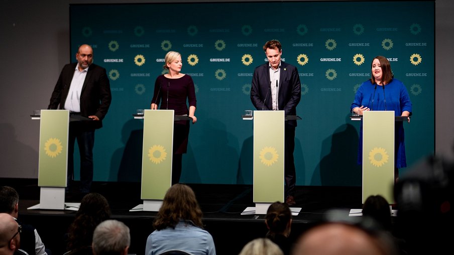 Klausur in Nürnberg mit <a href="/Ricarda_Lang/">Ricarda Lang</a>  und <a href="/nouripour/">Omid Nouripour</a>, <a href="/KathaSchulze/">Katharina Schulze</a>, <a href="/EvaLettenbauer/">Eva Lettenbauer</a>, <a href="/ThomasSarnowski/">Thomas von Sarnowski</a>. Wir als <a href="/Die_Gruenen/">BÜNDNIS 90/DIE GRÜNEN</a> und <a href="/Gruene_Bayern/">GRÜNE Bayern</a> wollen unseren Wohlstand sichern – durch eine dynamische Wirtschaft und für eine gerechte Gesellschaft! #TeamBayern #MitDir