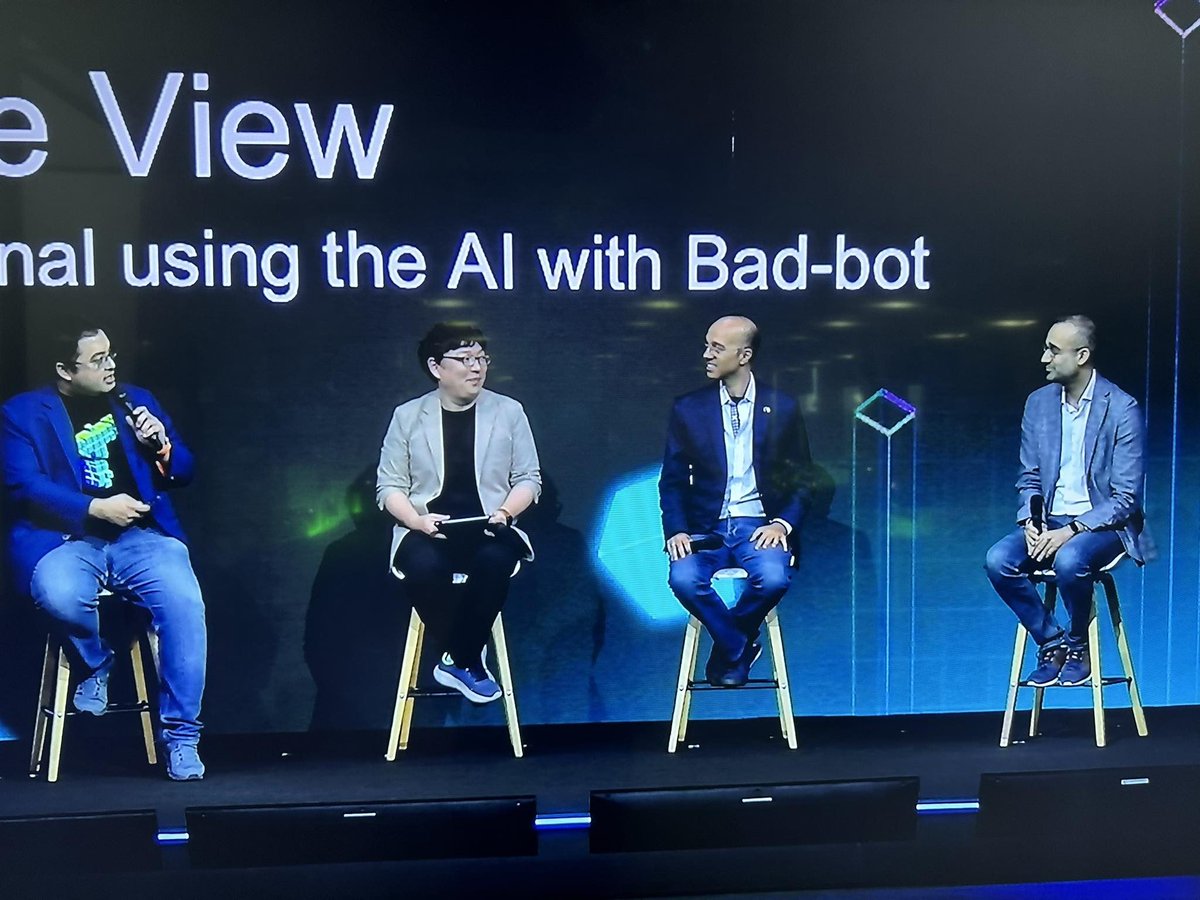 Louishur's tweet photo. Very Honored to be a speaker at TECHTOPIA in Thailand. It was really awesome to know how the AI is important for cyber security sectors.

Thanks for coming all friend in Bangkok!! #TechTopia #Bangkok #DDW @stealthmole_int https://t.co/GZOMeAaEi6