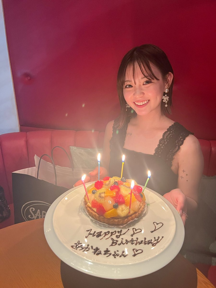 akane4_20's tweet photo. 実は8月5日で22歳になりました🎀

そしてバッサリ髪を切ってボブになりました✂️
22歳も私らしく楽しみながら頑張ります🛒👗 https://t.co/jmv2bLkURq