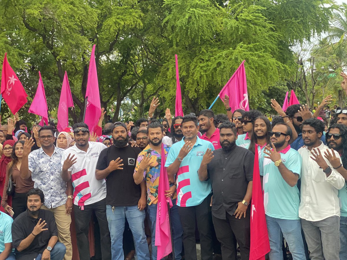 Yamin2023's tweet photo. ޒުވާން ރަނިންމޭޓް ސެމްބެ އާއެކު ޕީޕީއެމް ޕީއެންސީ އަށް އޮތް ތާޢީދު ޒުވާނުން ދައްކާލައިފި. 
ޝައްކު ނުކުރައްވާ މި އިންތިޚާބު އަޅުގަނޑުމެން ކާމިޔާބު ކުރާނީ ސީދާ އެއްބުރުން އިންޝާالله ☝️

#FreePresidentYameen
#MuizzuSembe2023
#DhiveheengeRaajje
#Hope4Youth https://t.co/8MUcoRD5Fs