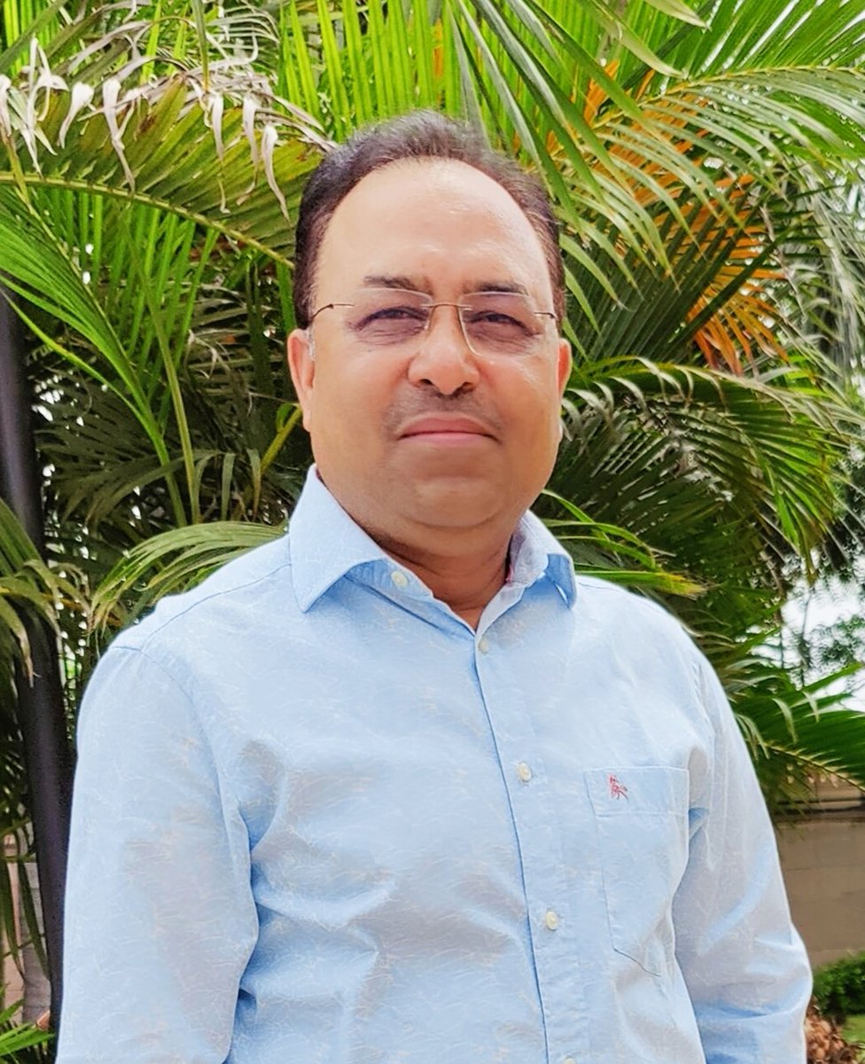 ख़ुद को रखा है सदा वहम-ओ-गुमां से बाहर
मेरा  चेहरा  तो  कभी  ज़र्द  नहीं  हो  सकता

 (वहम-ओ-गुमां - धोखा व घमंड, ज़र्द- पीला)

#मोहम्मद_अली_साहिल