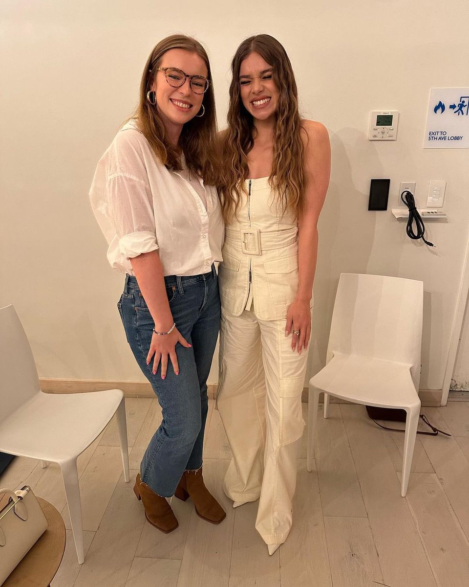 updatesteinfeld's tweet photo. Nova foto de Hailee Steinfeld no evento da Core Hydration em agosto. https://t.co/597JbJgf2h