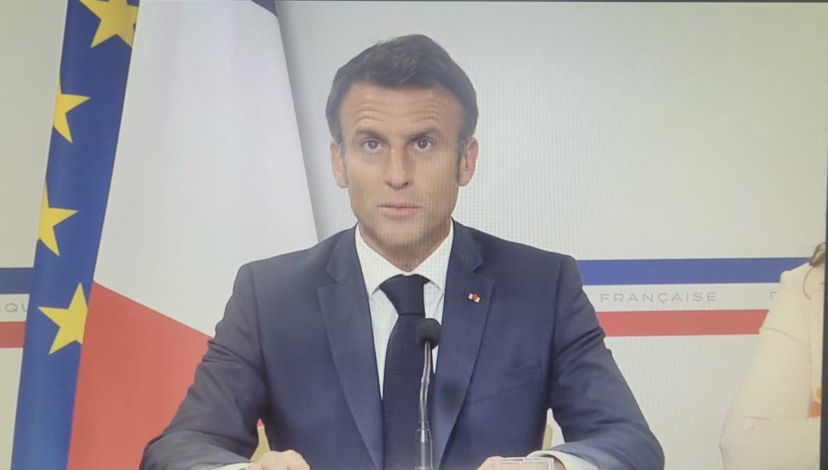 MostafaFourar's tweet photo. "La réforme du lycée professionnel est une bataille pour la justice sociale". Le Président de la République @EmmanuelMacron échange avec les personnels de direction #VoiePro
Merci au proviseur du lycée @JGallieni pour son témoignage #France2030 https://t.co/qby9zopRka
