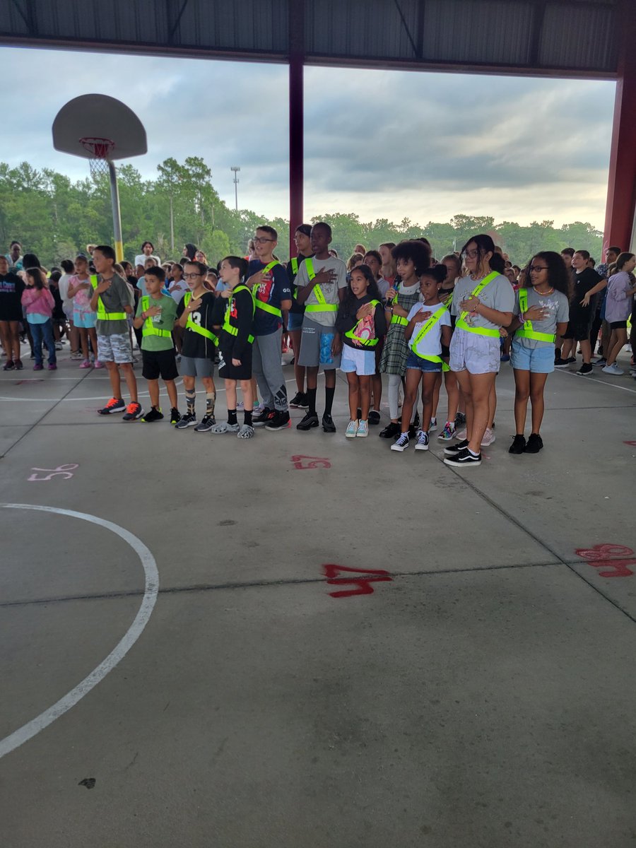 Cahillmomof6's tweet photo. First morning meeting at the pavilion today with all K-5 students as we start our AMAZING Friday together, as 1 family! π #OnlyAtPride #OneFamily #WatchUsGrow #ProudToBeAtPride @ahr_ecahr @Proud2BeAtPride https://t.co/SAyjya8KGU
