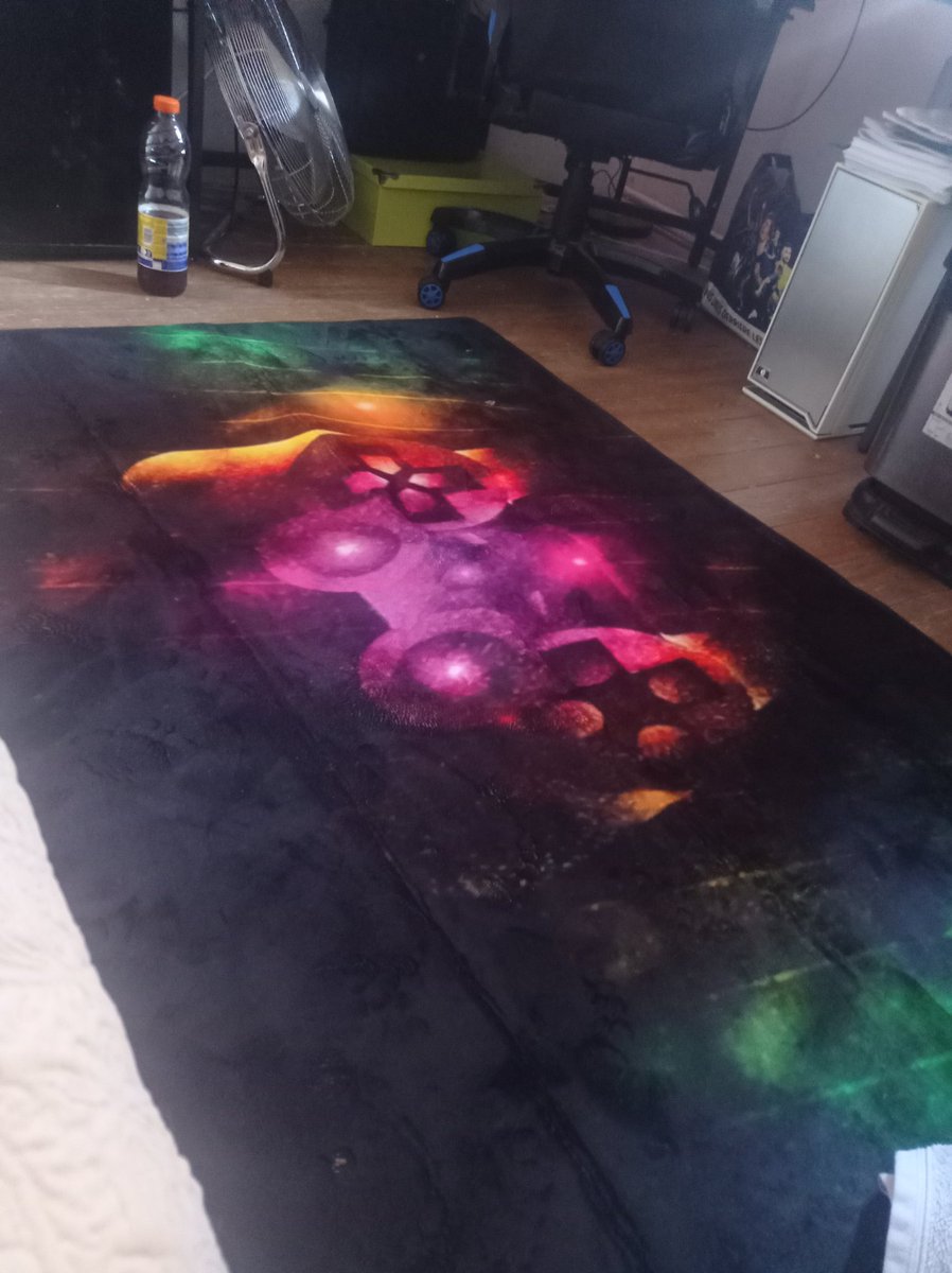 JulieRousse_'s tweet image. Je suis méga fan de mon nouveau tapis de bureau 🤩 #gaming #geekette #geekgirl #ps5