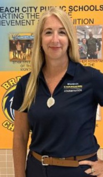 j3baxter's tweet photo. #goals: the "honeymoon period" lasts all year. Finished opening wk in new building. Recap: @ChargersBMS is an absolute gem! High w/school spirit, staff collab. 4 sm. group instruction, prod. classroom discourse,team building &amp; my 8th gr Ss are amazing! Fav part: ALL OF IT!⚡️⚡️ https://t.co/WRzBr1wgQO