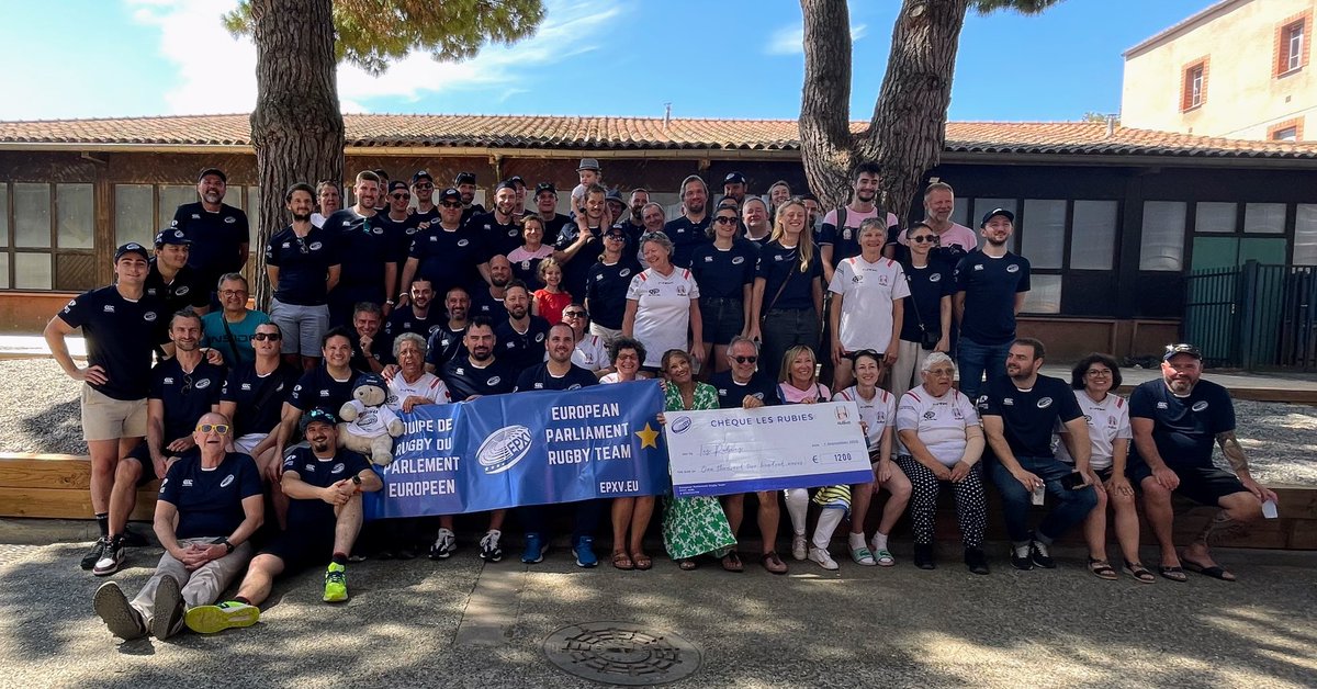 Europarl_Rugby's tweet photo. π A fantastic few hours spent with #rugby health association Les RUBieS and @VilleBlagnac Mayor Joseph Carles at @BlagnacRugby Club today!
The work that Les RUBieS does to promote the practice of our sport among those recovering from cancer is truly inspiring.
#EPXV #PRWC https://t.co/99BNIPIMdH