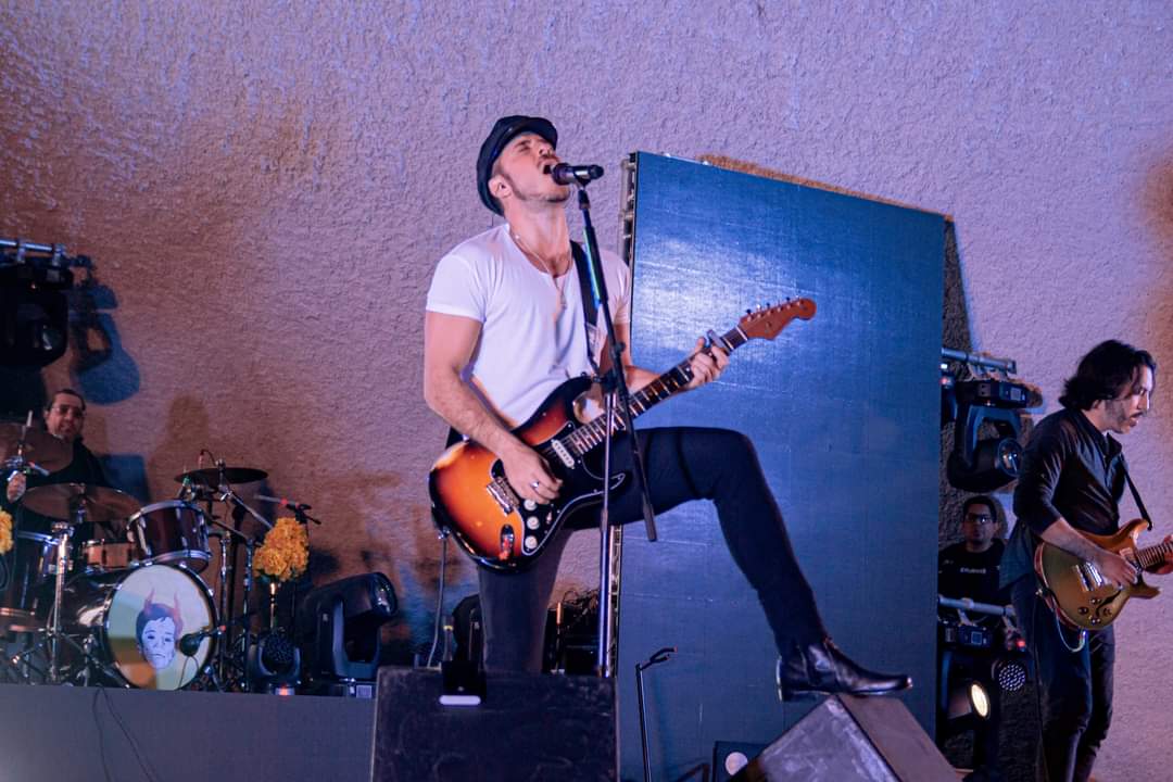FatimaBay4's tweet photo. Felicidades a @jose_madero por su nuevo año. Gracias por hacer música tan  chingona y por darle vida a todo este gremio que se hace llamar maderistas. Felices #Madero43 y por muchos más!!! 🖤💛🖤💛🖤💛 https://t.co/rddHT3gfl6