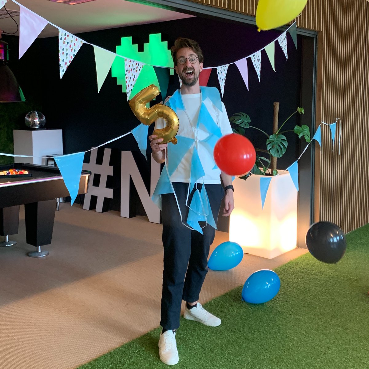 Onze Joost is vandaag precies vijf jaar bij RAUWcc! En dat moet gevierd worden. 🎉 Van teamlead tot videograaf en nu aan het rocken als onze favoriete managing director en afko-koning. Op naar nog veel meer jaren met deze topper! 🤩