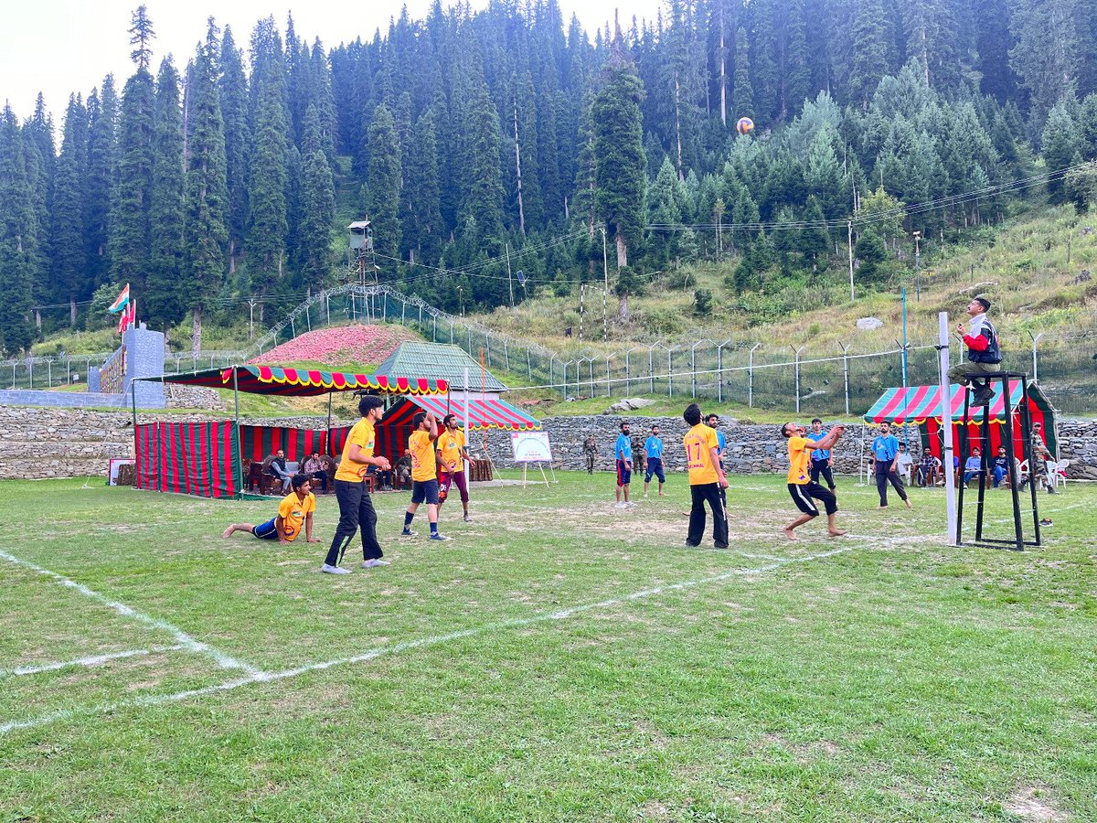 AlamDar1917's tweet photo. The #IndianArmy organised a #VolleyballPremierLeague on 23 Aug to 30 Aug 2023 at #Machhal as part of #MachhalCulturalFestival 2023-24. This #exhilaratingLeague was aimed to promote #sportsmanship, #builtcommunity, unity and showcase the talent of the #localyouth. https://t.co/3zpTNiJ5tt