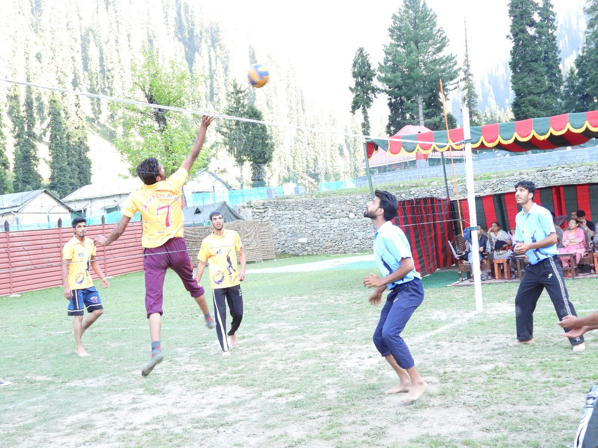 AlamDar1917's tweet photo. The #IndianArmy organised a #VolleyballPremierLeague on 23 Aug to 30 Aug 2023 at #Machhal as part of #MachhalCulturalFestival 2023-24. This #exhilaratingLeague was aimed to promote #sportsmanship, #builtcommunity, unity and showcase the talent of the #localyouth. https://t.co/3zpTNiJ5tt