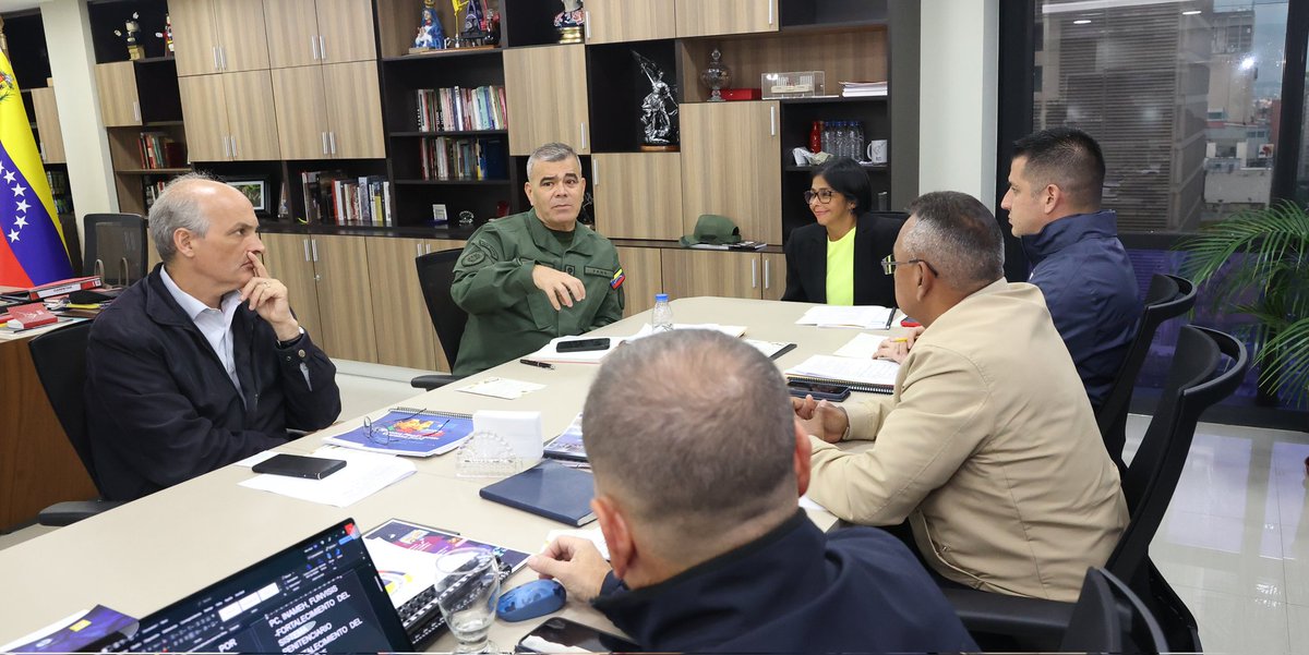 MijpVzla's tweet photo. #01SEP || Vicepresidenta Ejecutiva @delcyrodriguezv lideró este jueves una nueva reunión del Consejo de Vicepresidentes Sectoriales, con el objetivo de revisar las políticas públicas y los programas sociales que emprende el Gobierno Nacional.

#VenezuelaPotenciaAgraria https://t.co/rNxuP8jDjE