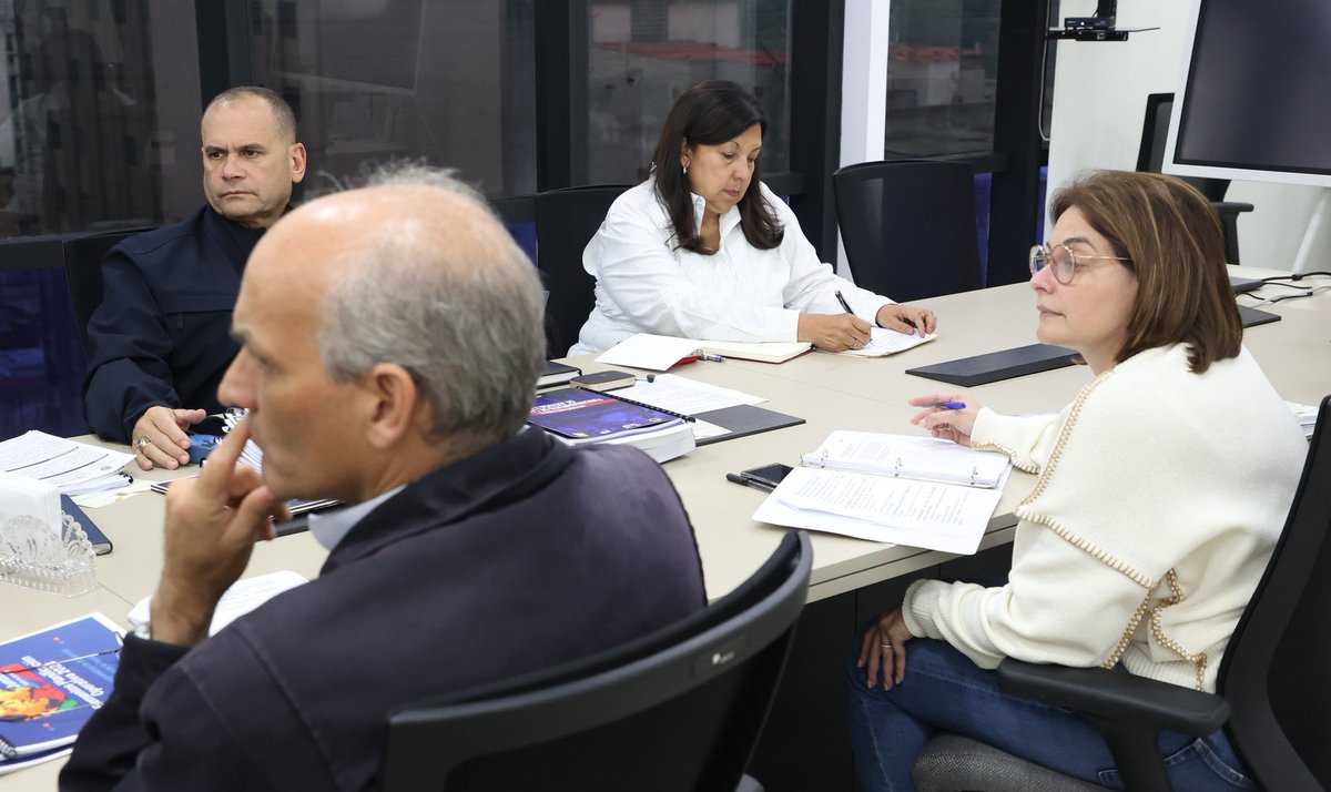 #01SEP || Vicepresidenta Ejecutiva <a href="/delcyrodriguezv/">Delcy Rodríguez</a> lideró este jueves una nueva reunión del Consejo de Vicepresidentes Sectoriales, con el objetivo de revisar las políticas públicas y los programas sociales que emprende el Gobierno Nacional.

#VenezuelaPotenciaAgraria
