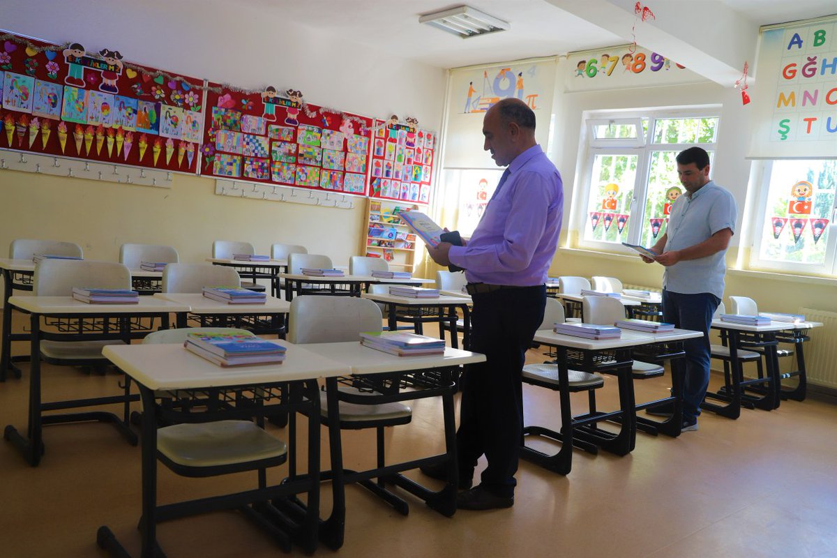 MemAnkara's tweet photo. Sevgili çocuklar, kitaplarınız hazır, sınıflarınızda sizleri bekliyor...
İlimiz genelinde ilkokul, ortaokul ve lise düzeyinde toplam 9 milyon 618 bin 795 ücretsiz kitap dağıtımı yapılmıştır. Şube Müdürümüz Sayın Bayram Can hazırlıkları yerinde inceledi. 

@tcmeb 
@kocakysr https://t.co/zszGN48bhB
