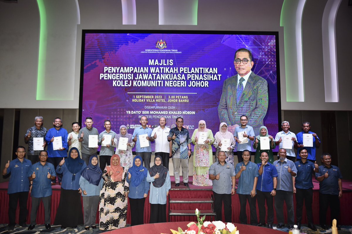 MOHEOfficial's tweet photo. RM2.14 JUTA LAKSANA PROGRAM PEMBELAJARAN SEPANJANG HAYAT (PSH) KOMUNITI MADANI

1 September 2023 | Johor Bahru

Program Pembelajaran Sepanjang Hayat (PSH) terus menjadi perhatian dan tumpuan Kementerian Pendidikan Tinggi (KPT) dalam memperkasa komuniti MADANI. https://t.co/PyAd5TqL2Y