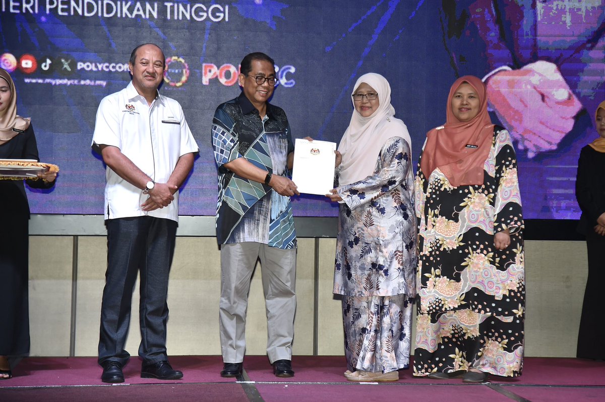 MOHEOfficial's tweet photo. RM2.14 JUTA LAKSANA PROGRAM PEMBELAJARAN SEPANJANG HAYAT (PSH) KOMUNITI MADANI

1 September 2023 | Johor Bahru

Program Pembelajaran Sepanjang Hayat (PSH) terus menjadi perhatian dan tumpuan Kementerian Pendidikan Tinggi (KPT) dalam memperkasa komuniti MADANI. https://t.co/PyAd5TqL2Y