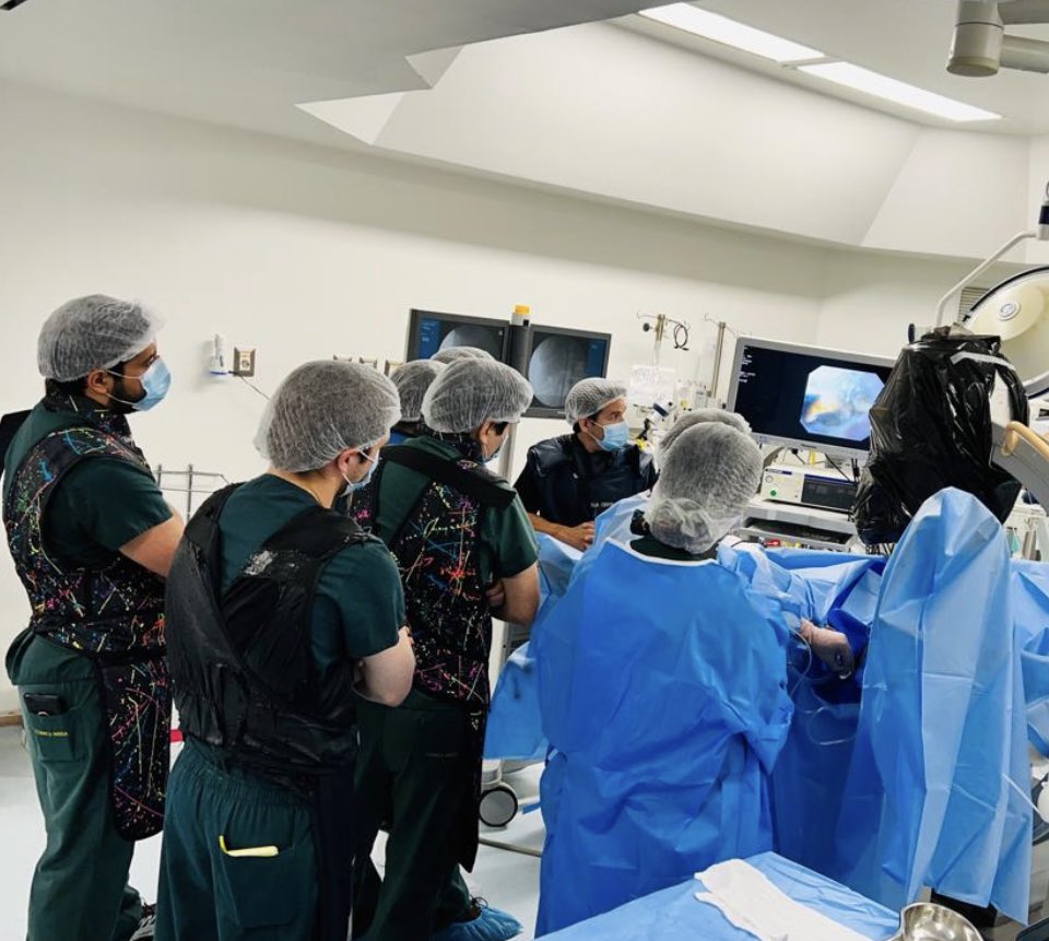 arquimedes_rc's tweet photo. Last week we had our second Vista Course of the year. Thanks to @cookuro @MarioSolis01 @UCencomex  Happy to be able to share experiences with urologists from different regions of Chile @dr_ocastillo @ClinicaIndisa #RIRS #kidneystone #laser https://t.co/dfnGnBTMJi