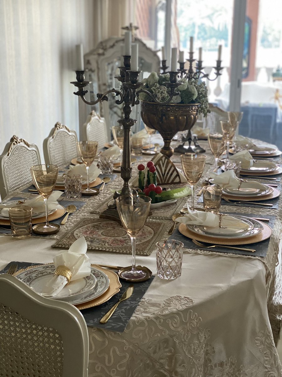 BeingSNK's tweet image. In my family and in my circle of friends I’m known for setting the best ever tables. Chaloo Khair hai thori se apni tareef kar li toh 😬🤩 #diningtables