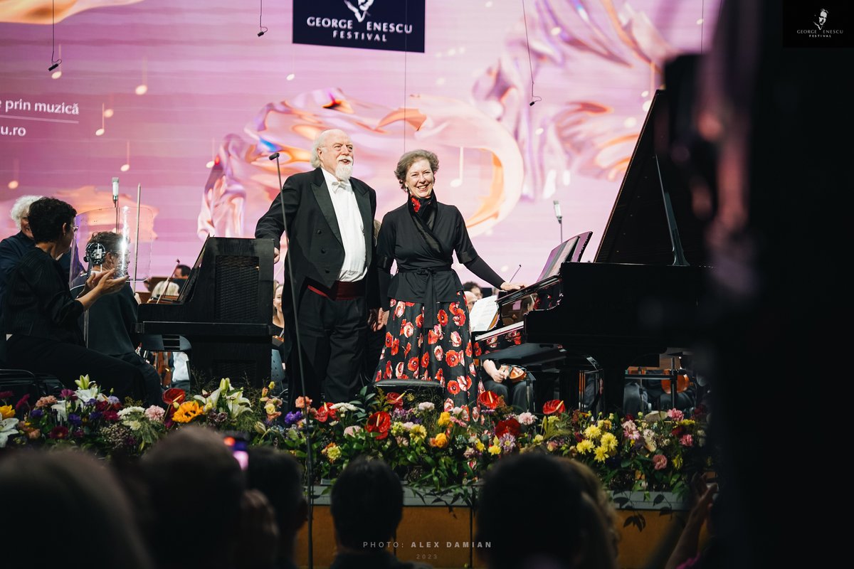 What a great set of concerts we had out in Berlin and Bucharest! 

We brought performances of Mahler, Messiaen and Enescu to the @blnfestspiele and the @Enescu_Festival❤ #LSOonTour

📸
Fabian Schellhorn / Berliner Festspiele
Andrada Pavel 
Alex Damian