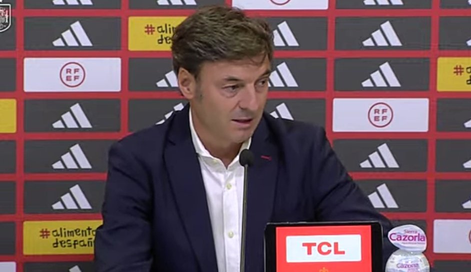 AlbertOrtegaES1's tweet photo. Santi Denia, entrenador de España sub21, sobre por qué no aplaudió a Rubiales: "Sus hechos fueron inadmisibles y desafortunados. Acudí a escuchar y reaccioné como me sentí. Me salió no aplaudir. Siento rabia e impotencia porque las jugadoras no sean las protagonistas".

Orgullo. https://t.co/taanCleupt