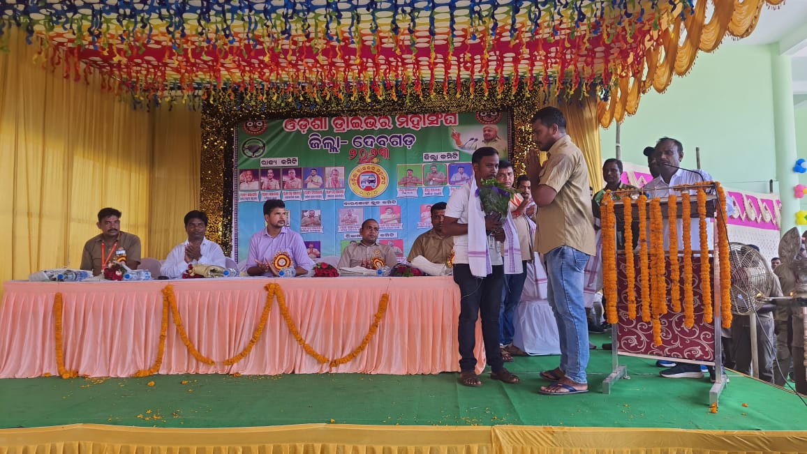 NileshAnirudha's tweet photo. ଆଜି ଓଡିଶା ଡ୍ରାଇଭର ମହାସଂଘ ର ଡ୍ରାଇଭର ଦିବସ ପାଳନ ଅବସରରେ ଓଡିଶା ଡ୍ରାଇଭର ମହାସଂଘ ତରଫରୁ ମୋତେ ସମ୍ନାନିତ କରିଥିବାରୁ @ODM006995 ତଥା #ଓଡିଶା_ଡ୍ରାଇଭର_ମହାସଙ୍ଘ ର ସମସ୍ତ ଡ୍ରାଇଭର ଭାଇ ଭଉଣୀ ମାନଙ୍କୁ ଧନ୍ୟବାଦ ଜଣାଉଛି 🙏 । https://t.co/0za7DMfAED