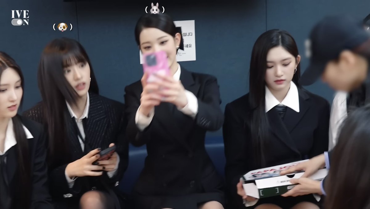 idolwonyo's tweet photo. anyone else noticed how wonyoung's ears literally turned RED after taking this selfie with yujin................ GIRL GET UP https://t.co/pYjRXEvqPV