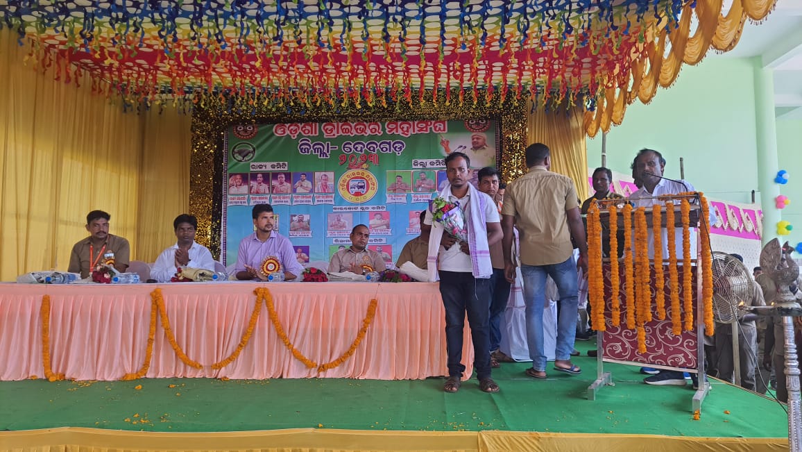 NileshAnirudha's tweet photo. ଆଜି ଓଡିଶା ଡ୍ରାଇଭର ମହାସଂଘ ର ଡ୍ରାଇଭର ଦିବସ ପାଳନ ଅବସରରେ ଓଡିଶା ଡ୍ରାଇଭର ମହାସଂଘ ତରଫରୁ ମୋତେ ସମ୍ନାନିତ କରିଥିବାରୁ @ODM006995 ତଥା #ଓଡିଶା_ଡ୍ରାଇଭର_ମହାସଙ୍ଘ ର ସମସ୍ତ ଡ୍ରାଇଭର ଭାଇ ଭଉଣୀ ମାନଙ୍କୁ ଧନ୍ୟବାଦ ଜଣାଉଛି 🙏 । https://t.co/0za7DMfAED