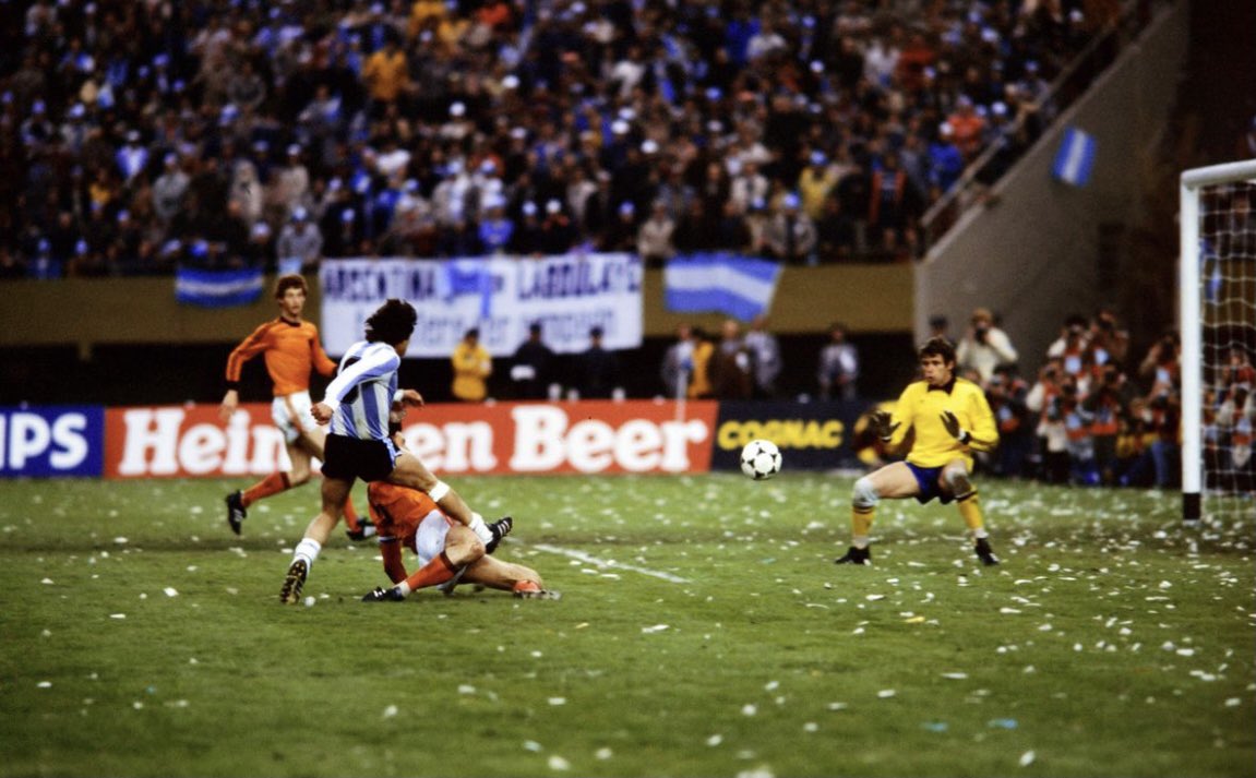 voshans's tweet photo. In memoriam Jan #Jongbloed (82)
Foto uit de WK-finale van 1978: Argentinië - Nederland 3-1 (na verlenging) #JanJongbloed https://t.co/m0ViH7cPH8