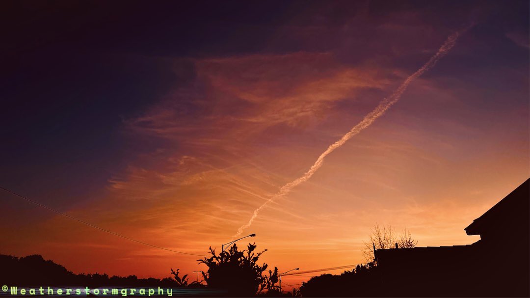 Johnted_113's tweet photo. This eveningβs 1st Day of spring cirrus & contrail sunset.
β’
@BOM_Vic @VicStormChasers @Cruzyfarmer @RobLee0871 @RowdyRobey @MetalcoreMagpie @Hailmo @The_FishmanAU #spring #springday2023 #September1st #Sept2023 #sunset #sunsetphotography #Melbourneweather #melbweather #Melbourne https://t.co/jxjcCbpaxH