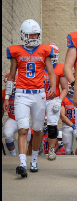 EvansvilleJays's tweet photo. Congratulations, to Evansville Hometalent, starting outfielder and pitcher Trevor Syse!  Trevor had five catches for 72 yards in helping the Platteville Pioneer football team lay a beating on Lakeland College!  Trevor is entering his sophomore year at the U of Platteville. https://t.co/XzeAZmbSqw