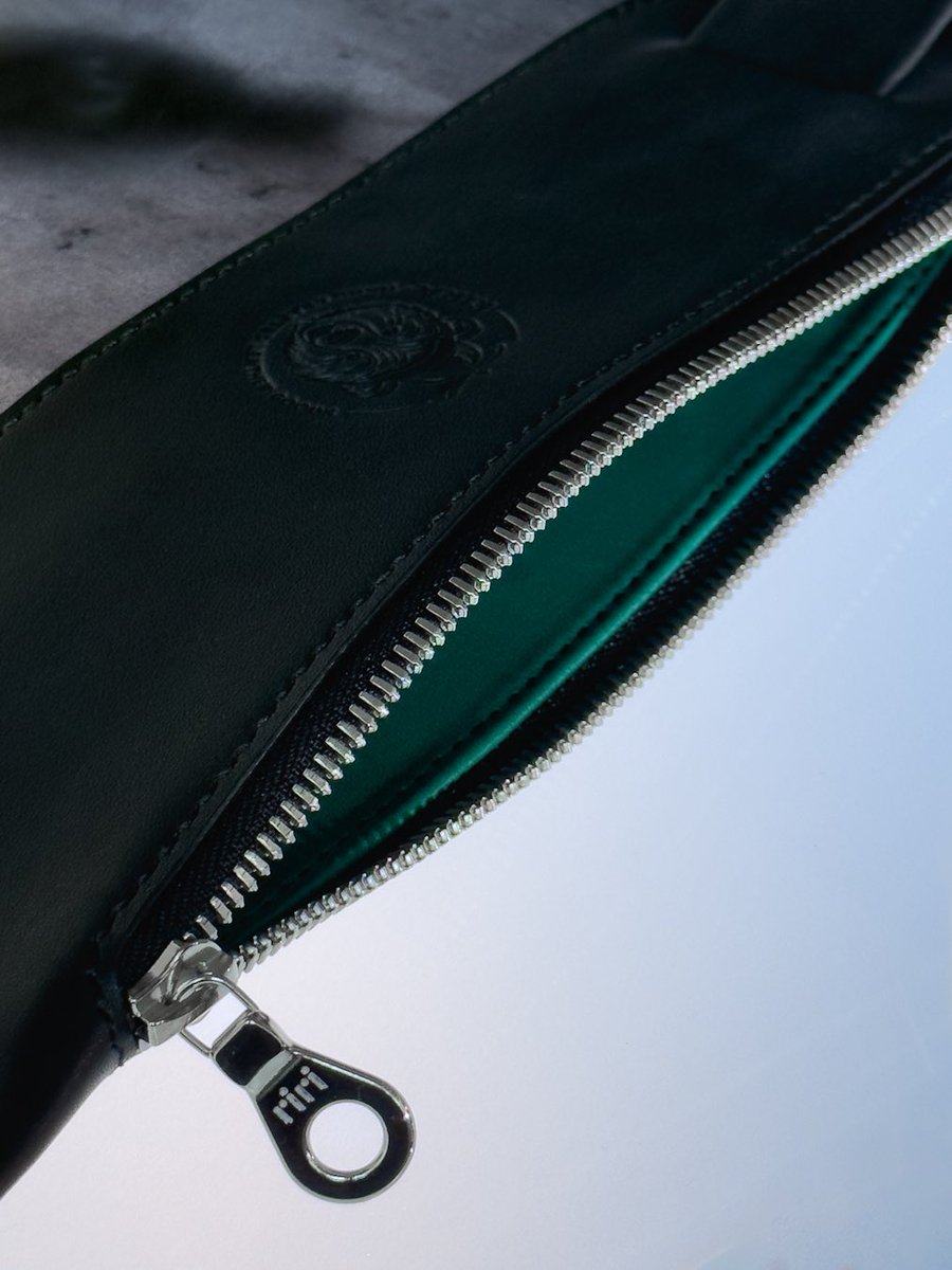 R1R4com's tweet photo. See through kangaroo leather pouch 
😳😳😳 pretty cool huh?!

When I saw the translucent kangaroo leather by https://t.co/8zSRy7VPsL , I just had to try it! And I couldnt be more impressed! While it’s quite thin, it is very strong and I am sure it will wear nicely.

Black milled Vachetta Box structure, lined with bottle green Italian nappa supplied by https://t.co/TrWQ3tMsGZ 🙌
🧵0.5mm black https://t.co/pGPePT2neT
#ririzippers 6mm simmetrica

More translucent projects coming soon! 😅😅💭💭

#LeatherArtistry #leathercraft #handcraftedleathergoods
