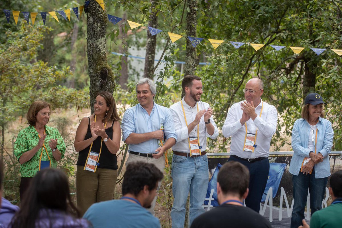 Europarl_PT's tweet photo. O Parlamento Europeu foi ao #SummerCEmp, a escola de verão da @CE_PTrep, onde seis eurodeputados portugueses participaram no ciclo de debates #SpeedDebating com jovens no Parque Nacional da Peneda Gerês 🇪🇺 https://t.co/I7cIISnjFj
