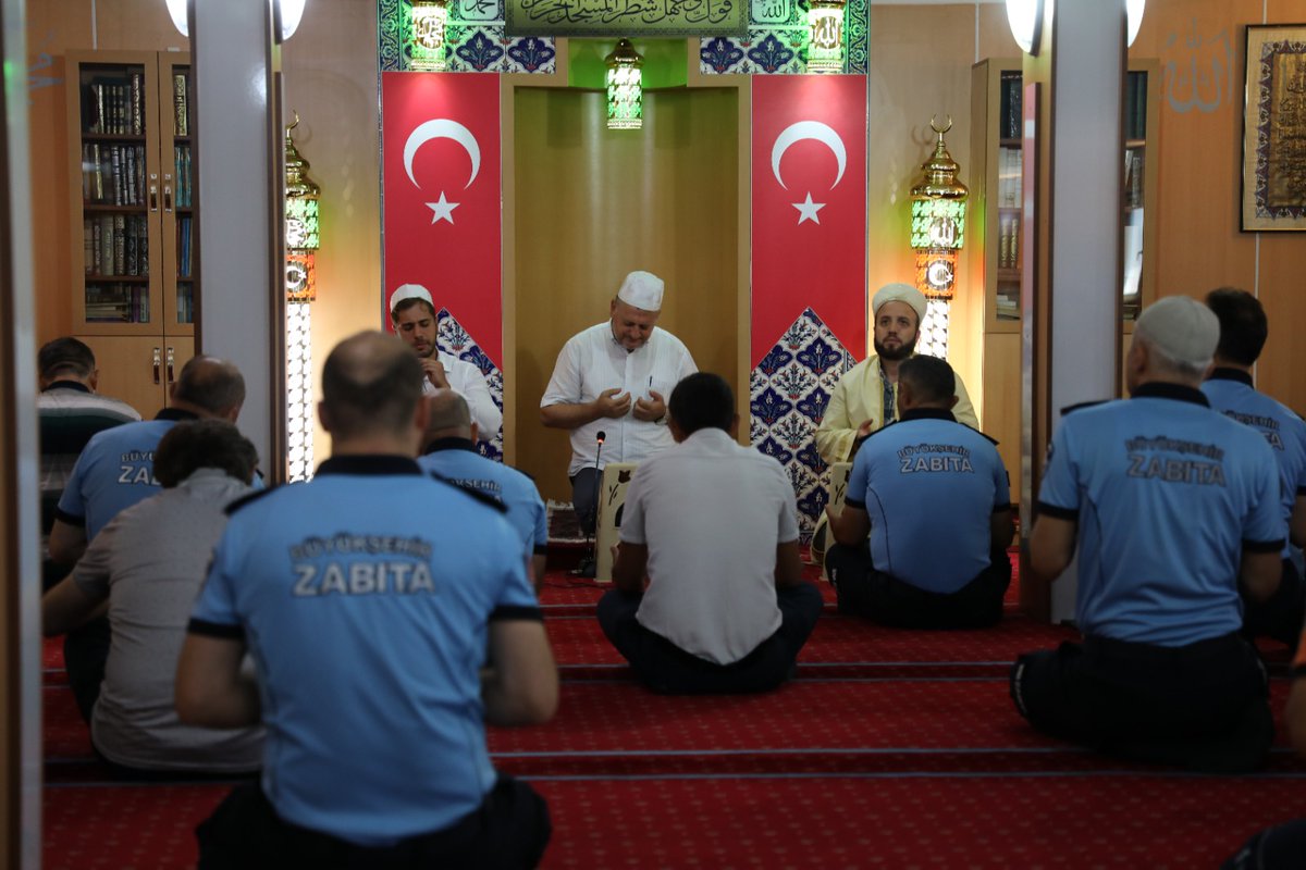 ibbzabita's tweet photo. Zabıta Teşkilatı 197. Yaşında

Zabıta Teşkilatımızda görev yapmış ve hayatını kaybetmiş olan personel için ailelerin de katılımı ile Cuma Namazı öncesi Edirnekapı Zabıta Yerleşkesi’nde Mevlid-i Şerif okutuldu. 

#ZabıtaHaftası https://t.co/PLrwQEDgFz
