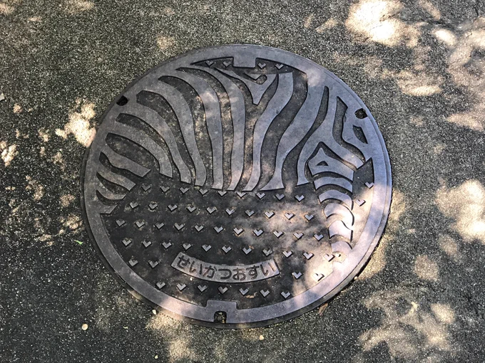 せっかくなので他のマンホールも撮った。カバ、シマウマ、ペリカン(?)の3種かな 