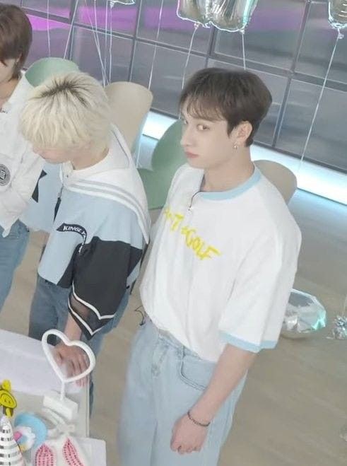━⁠☆ﾟ⁠.⁠*⁠･⁠｡ﾟ
3 años en andar de rol y aún mi rol es tipo  *lo mira con cierta emoción* q lindx te ves hoy 
Jsjsjs 😭✋🏻 litt aún no se cómo le hago pa sacar tremendo diálogo (son sacados de fic's)