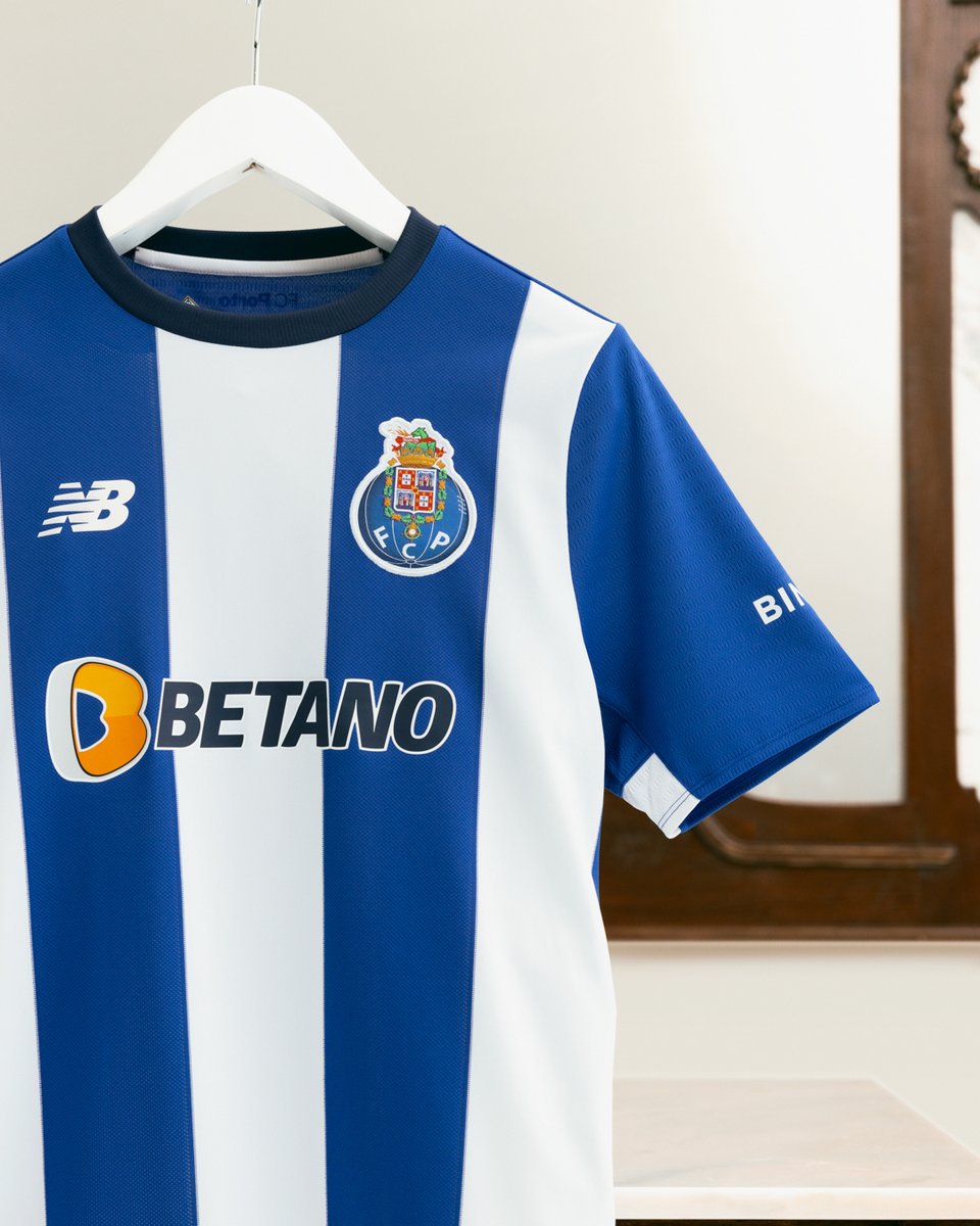 FCPorto's tweet photo. Dress code: 𝗮𝘇𝘂𝗹 𝗲 𝗯𝗿𝗮𝗻𝗰𝗼 🔵⚪ Veste a camisola, as cores para encher o Dragão 🐉

#FCPFCA @NBFootball https://t.co/OYwMIfywbk