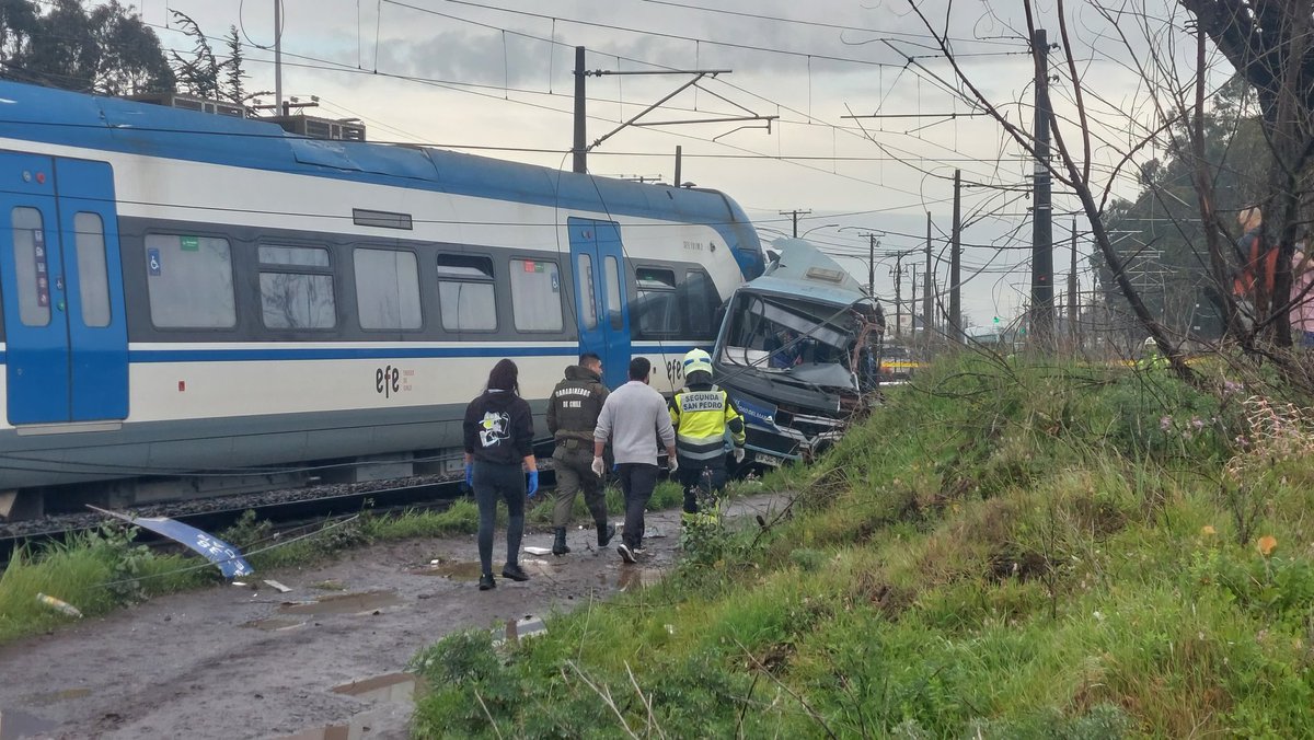 CEspinozaQ's tweet photo. Accidente mortal salpica al alcalde de San Pedro de la Paz. Según la última declaración de patrimonio -InfoProbidad- Javier Guiñez es dueño del 33% de la Sociedad Comercial San Pedro Sur S.A., dueños de la línea San Pedro del Mar. Aparte micro sin revisión técnica @Cooperativa https://t.co/AWdEKKT83d