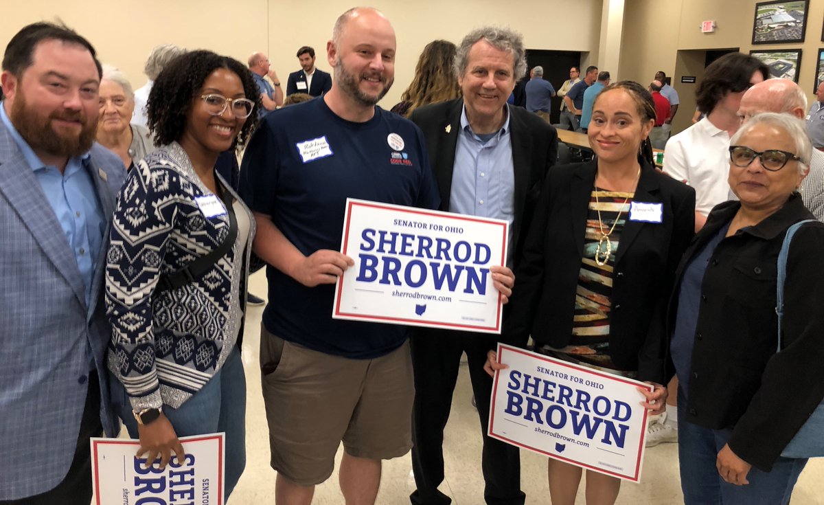 OhioNursesAssoc's tweet photo. Yesterday, a few ONA members attended an event for @SenSherrodBrown. Thank you, Senator, for your continued support of safe staffing standards. #CodeRed #Understaffing #QualityCare #SafeCare #SafeStaffingRatios #SafetyMattersMost #PatientCareCrisis #PatientsMatter #OhioNurses https://t.co/c2eXnL9FNZ