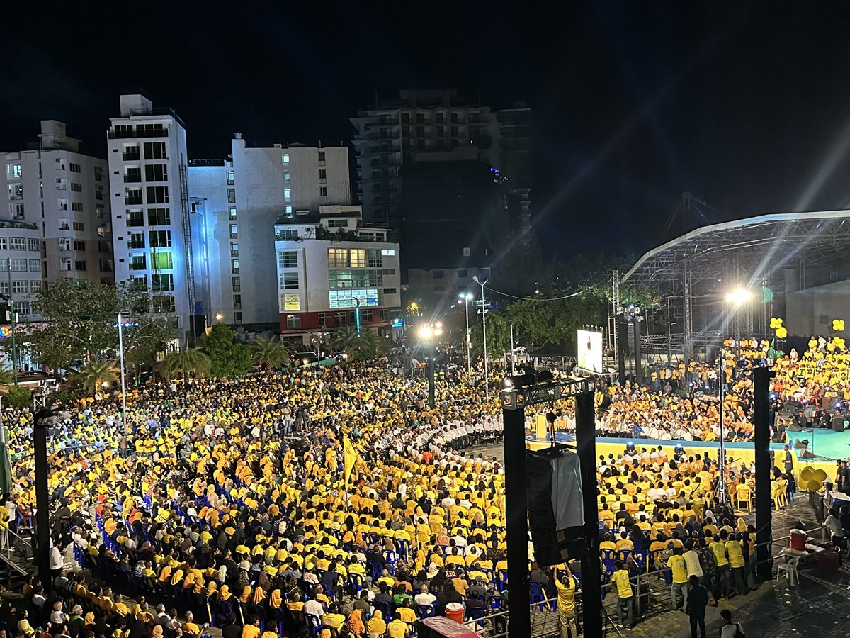 charly_thuthu's tweet photo. 📍”އުފާވެރި މާލެ “  ބިޔަ  ބޮޑު  ޖަލްސާ 

ރަންރީނދޫ  ޖޯޝާއި  ފޯރިއާއެކު  ކުރިއަށް 💛

ރައީސް އިބޫ، ރައީސް އިބޫ، އެއްބުރުން އެއްބުރުން 👏

މުޅި ތަން ފުރި ބާރުވެއްޖެ. ރައީސް އިބޫ އަށް އޮތް ތާއީދާއި ލޯބި ދައްކާލައިފި. 💪

#IbuAslam2023
#VoteMDP 
#UfaaveriAmaanRaajje https://t.co/DuchSKTCCm