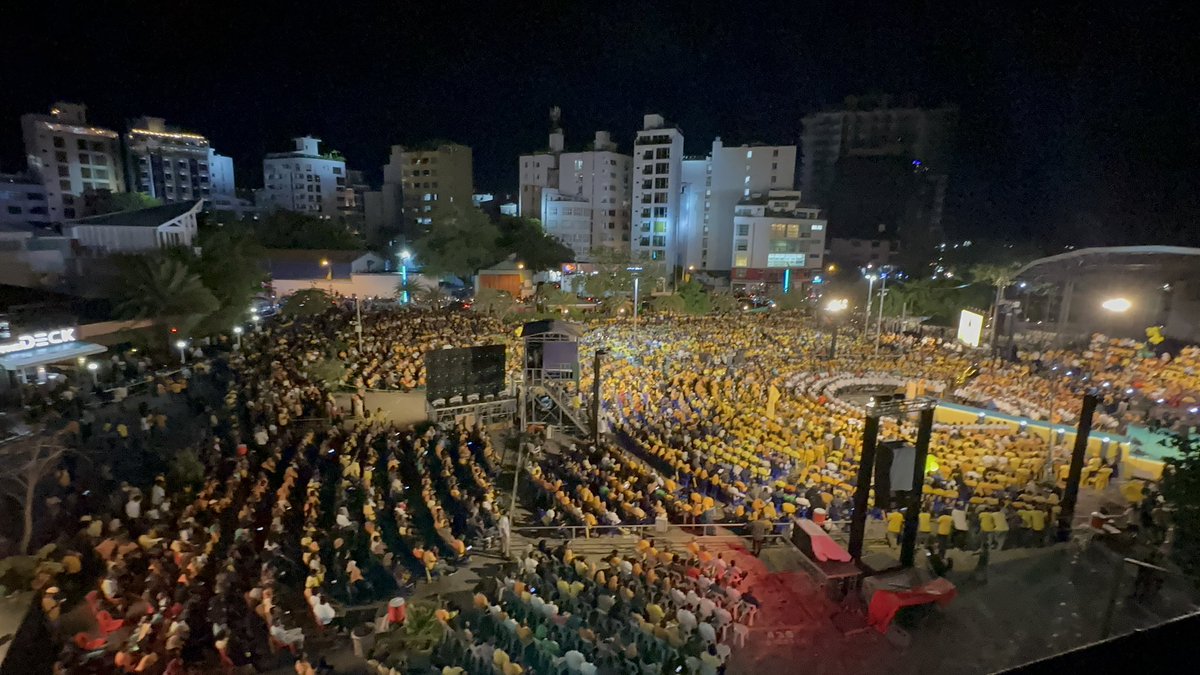 charly_thuthu's tweet photo. 📍”އުފާވެރި މާލެ “  ބިޔަ  ބޮޑު  ޖަލްސާ 

ރަންރީނދޫ  ޖޯޝާއި  ފޯރިއާއެކު  ކުރިއަށް 💛

ރައީސް އިބޫ، ރައީސް އިބޫ، އެއްބުރުން އެއްބުރުން 👏

މުޅި ތަން ފުރި ބާރުވެއްޖެ. ރައީސް އިބޫ އަށް އޮތް ތާއީދާއި ލޯބި ދައްކާލައިފި. 💪

#IbuAslam2023
#VoteMDP 
#UfaaveriAmaanRaajje https://t.co/DuchSKTCCm