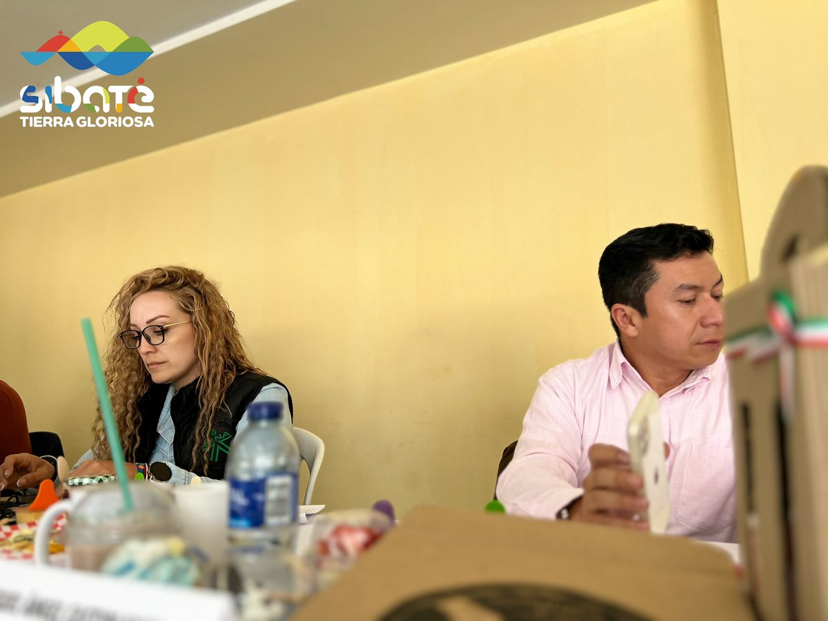 ALCALDIASIBATE's tweet photo. Presentación del PITCH de los participantes del ciclo de fortalecimiento empresarial de la Escuela de Emprendimiento de Sibaté. Contamos con el apoyo y e valuadores de @camaracomerbog, @SENAComunica, @CundinamarcaGob y @uniminutosoacha. 

#Emprendimientos https://t.co/qPBcLWkOeC