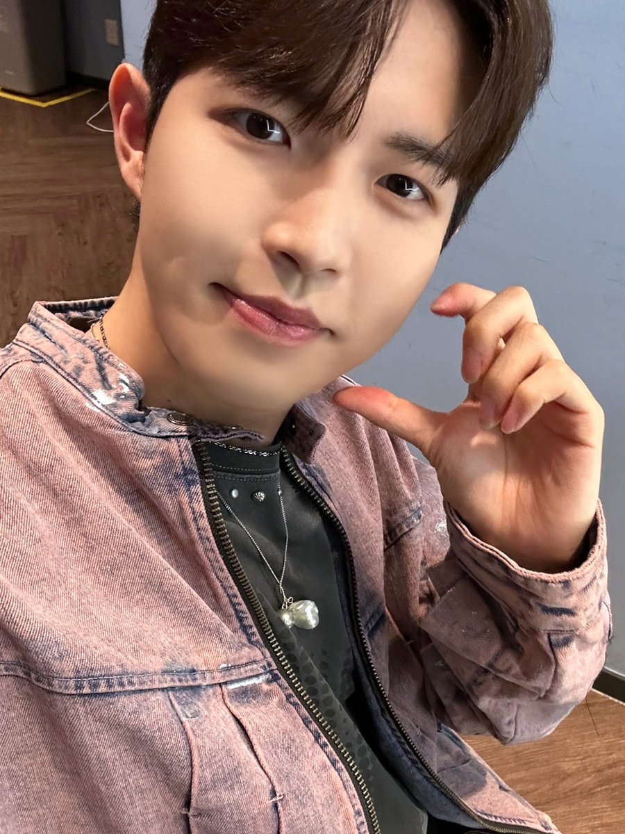 KJH_officialtwt's tweet photo. [#째니의발자국🐾]

#RUNext 대표 강쥬 🐶
짼코치님 멋있으시고
귀여우시고 다재다능하시고...

윈드🍃의 금요일 밤을
행복하게 만들어준 짼코치님!

덕분에 윈드의 금요일 밤은
늘 행복했어요 💕✨ 

#김재환 #KIMJAEHWAN https://t.co/9ie76WKYuZ