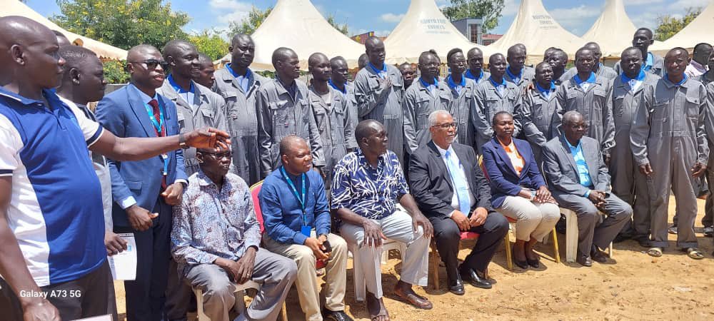 33 new technicians (from 10 Sates) graduated today & presented certificates & tool kits by @MoHsouthsudan Min Hon Yolanda Awel Deng w/ support from @gavi & @UNICEF. Technicians are critical to install & maintain cold chain facilities for storage of vaccines/medicine across 🇸🇸