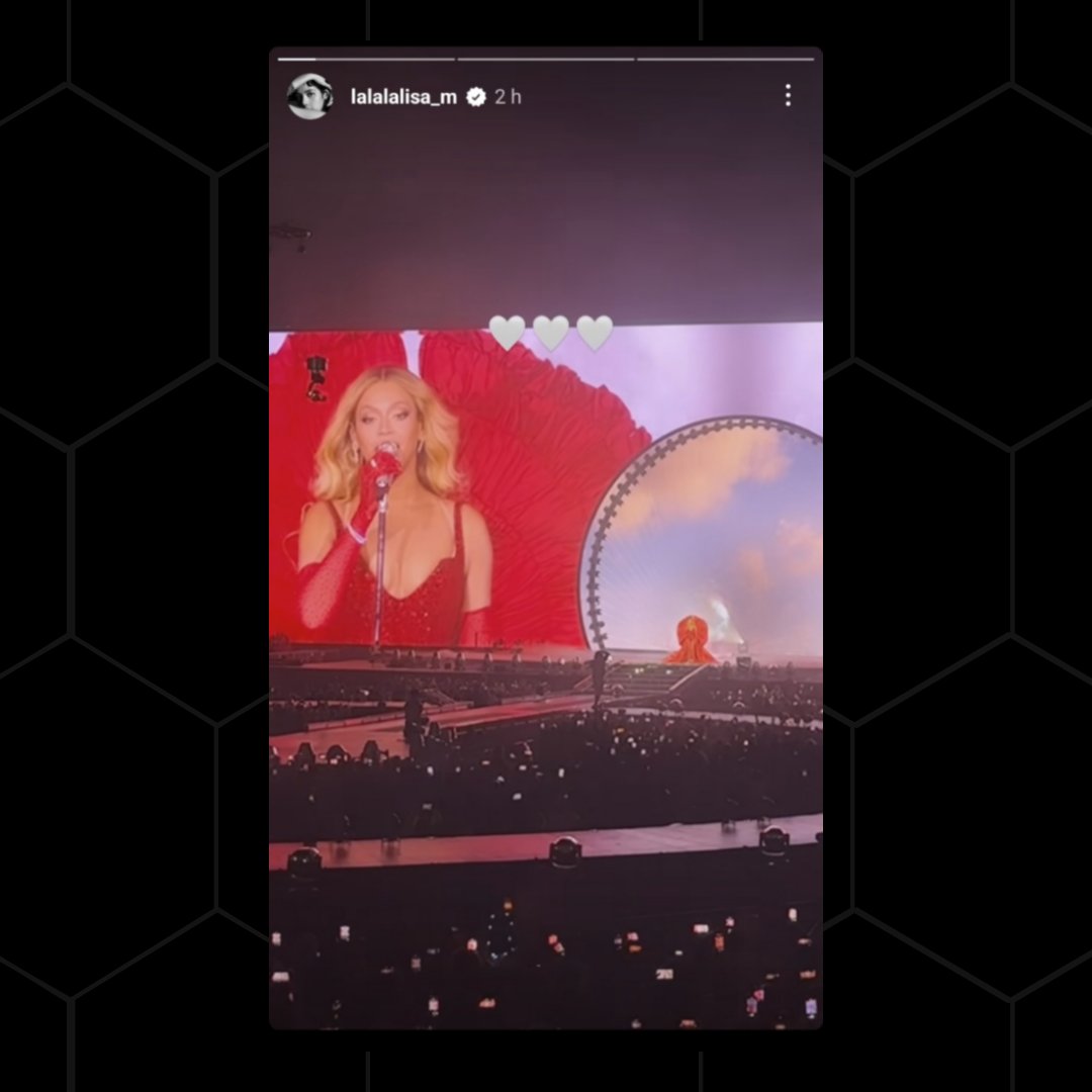 beyonceaccess's tweet photo. Lisa, do BLACKPINK, esteve presente no segundo show da Beyoncé em Las Vegas! ❤️ #RenaissanceWorldTour https://t.co/xgud7SBfkK